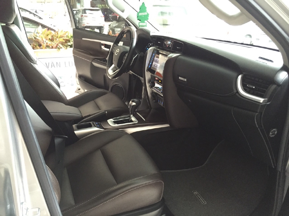 Bán xe Fortuner X 2 cầu  đời 2016 màu bạc xe nhập khẩu, đẹp như xe mới . Đặt biệt xe chỉ mới chạy 15000km thôi ạ. gọi em ngay để được giá tốt nhất nhé.