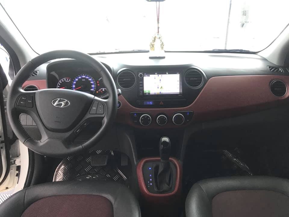 Bán Hyundai Grand i10 1.2AT sedan màu trắng số tự động sản xuất 2018 đi 8000km