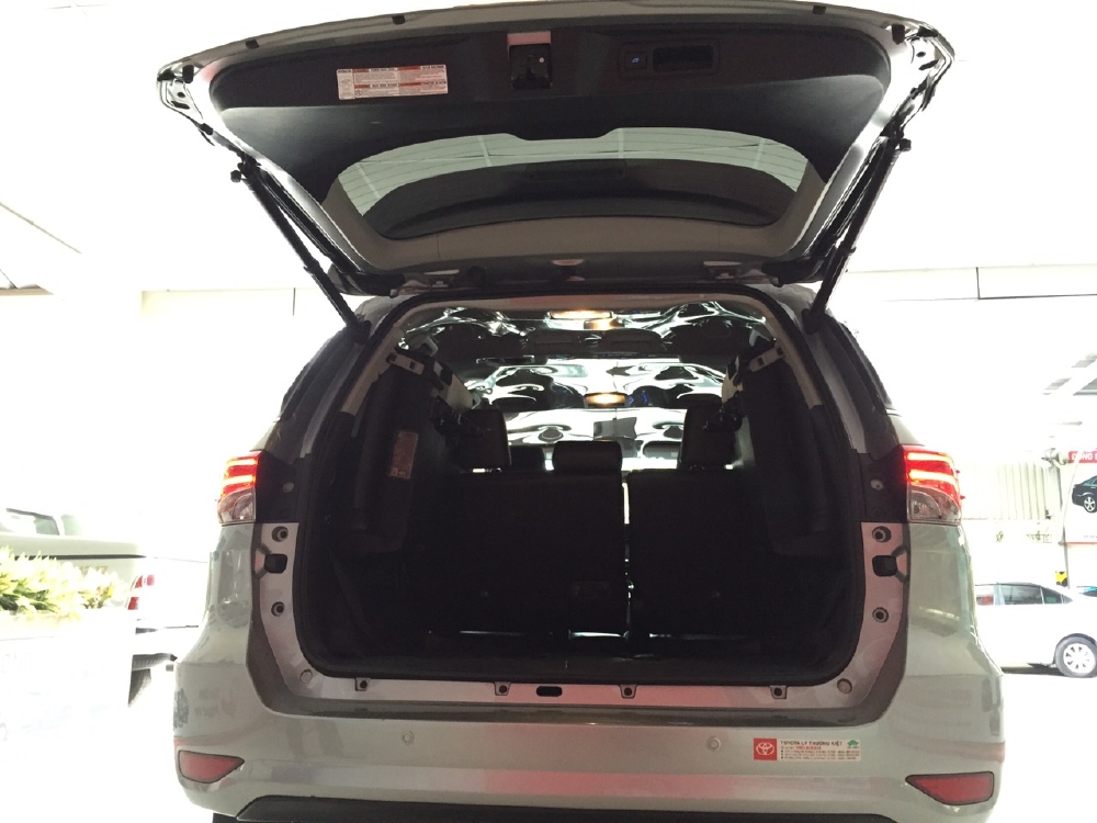 Bán xe Fortuner X 2 cầu  đời 2016 màu bạc xe nhập khẩu, đẹp như xe mới . Đặt biệt xe chỉ mới chạy 15000km thôi ạ. gọi em ngay để được giá tốt nhất nhé.