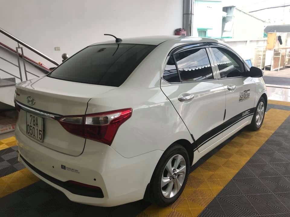 Bán Hyundai Grand i10 1.2AT sedan màu trắng số tự động sản xuất 2018 đi 8000km