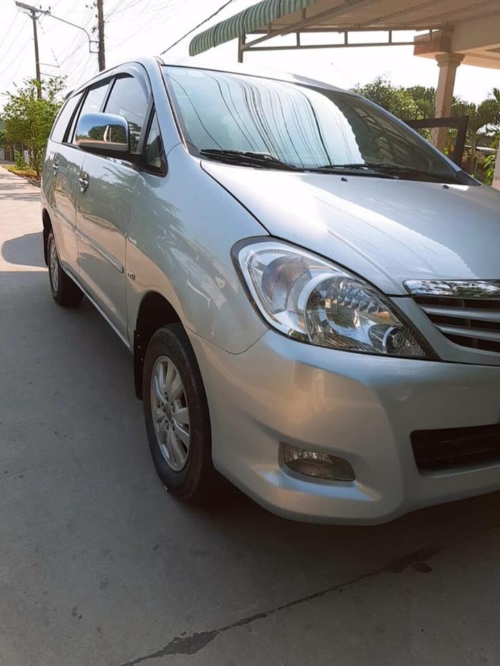 Cần bán xe Toyota Innova 2009 số sàn màu bạc cọp