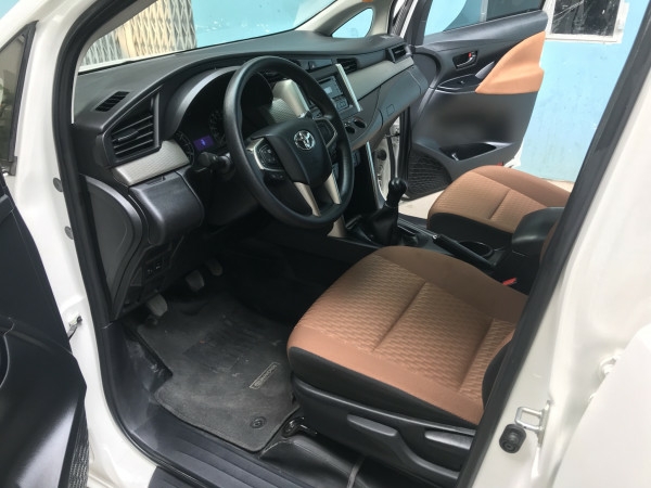 Bán xe Innova 2.0E 2018 số sàn màu trắng nội thất zin nguyên bản