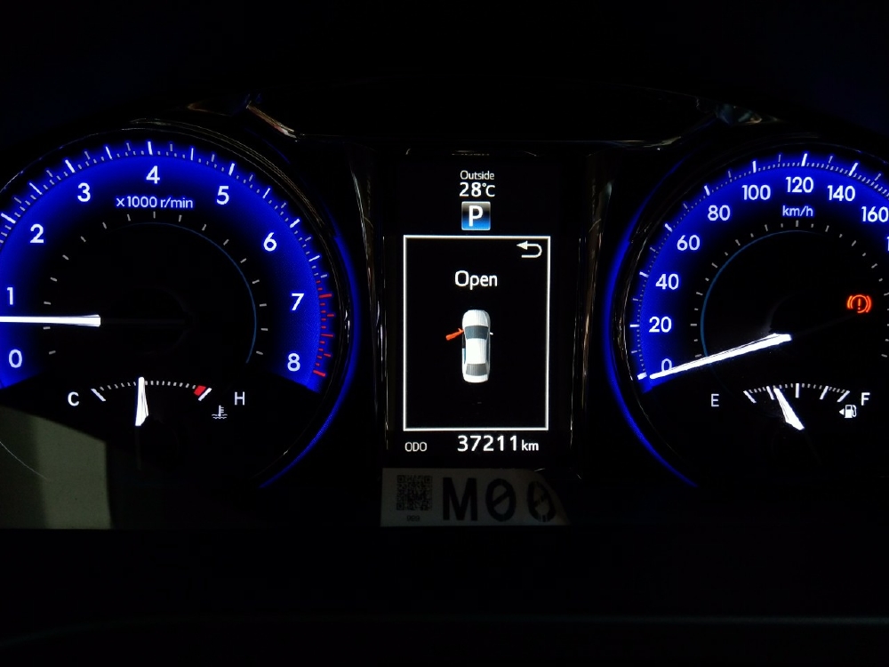 Bán xe Camry 2.0E 2017 màu đen đi 37.200km, xe đẹp như mới, còn bảo hành chính hãng, có hỗ tợ trả góp, hàng hót