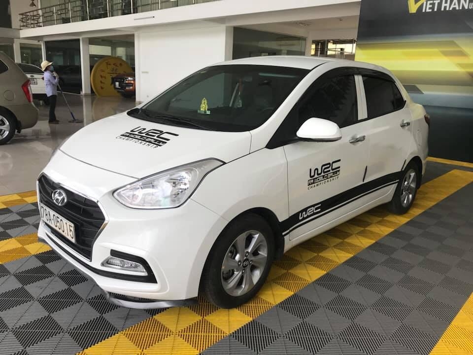 Bán Hyundai Grand i10 1.2AT sedan màu trắng số tự động sản xuất 2018 đi 8000km