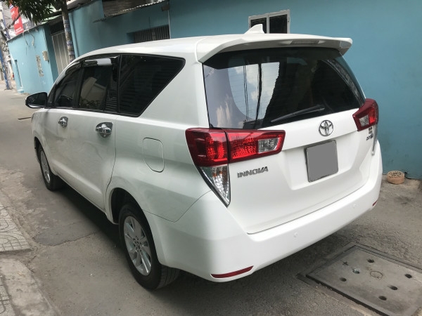 Bán xe Innova 2.0E 2018 số sàn màu trắng nội thất zin nguyên bản