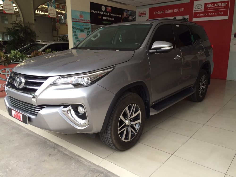Bán xe Fortuner X 2 cầu  đời 2016 màu bạc xe nhập khẩu, đẹp như xe mới . Đặt biệt xe chỉ mới chạy 15000km thôi ạ. gọi em ngay để được giá tốt nhất nhé.