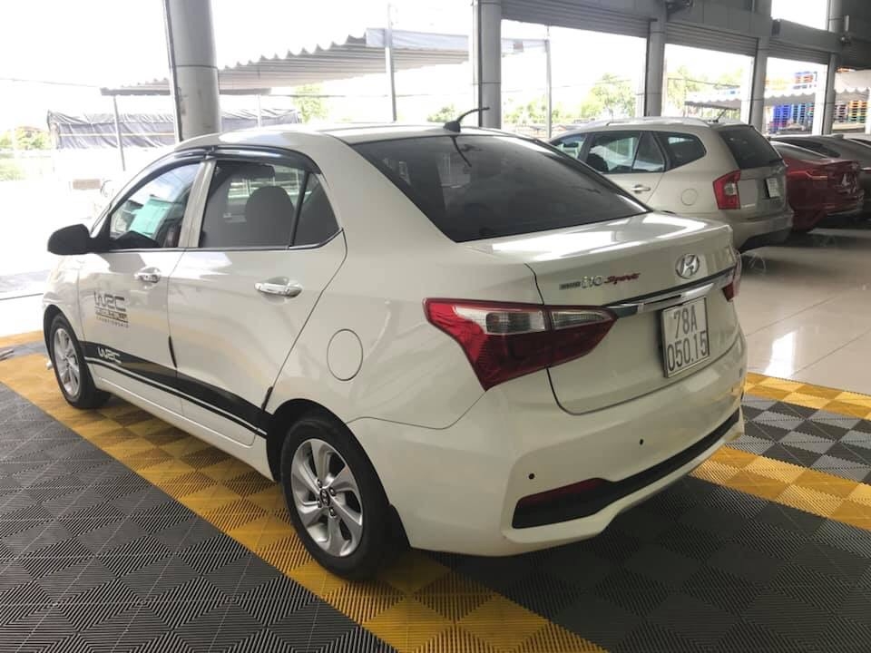 Bán Hyundai Grand i10 1.2AT sedan màu trắng số tự động sản xuất 2018 đi 8000km