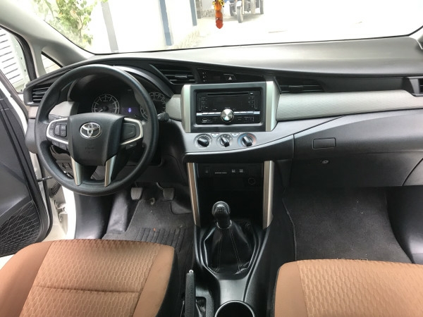 Bán xe Innova 2.0E 2018 số sàn màu trắng nội thất zin nguyên bản