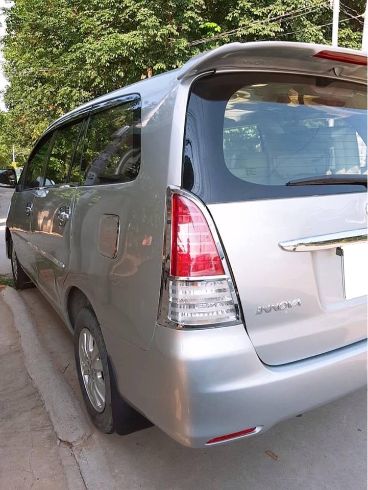 Cần bán xe Toyota Innova 2009 số sàn màu bạc cọp