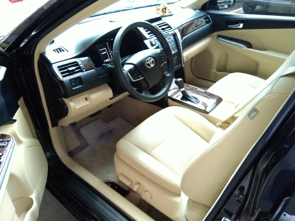 Bán xe Camry 2.0E 2017 màu đen đi 37.200km, xe đẹp như mới, còn bảo hành chính hãng, có hỗ tợ trả góp, hàng hót