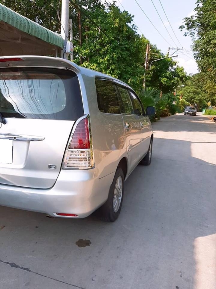 Cần bán xe Toyota Innova 2009 số sàn màu bạc cọp
