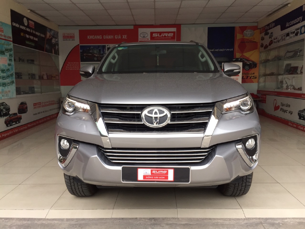 Bán xe Fortuner X 2 cầu  đời 2016 màu bạc xe nhập khẩu, đẹp như xe mới . Đặt biệt xe chỉ mới chạy 15000km thôi ạ. gọi em ngay để được giá tốt nhất nhé.