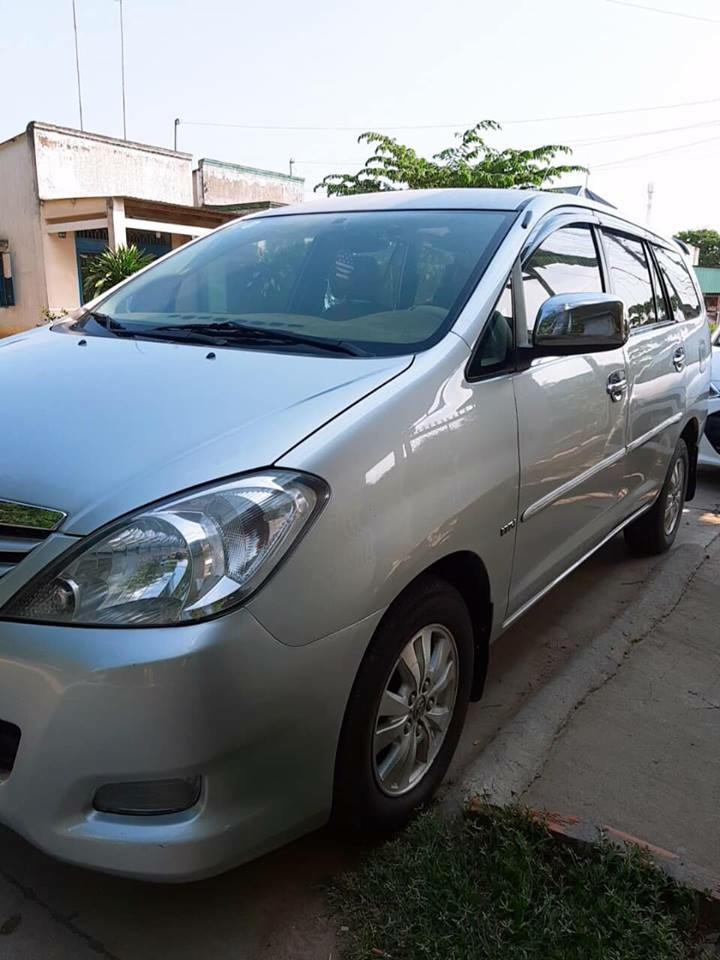 Cần bán xe Toyota Innova 2009 số sàn màu bạc cọp