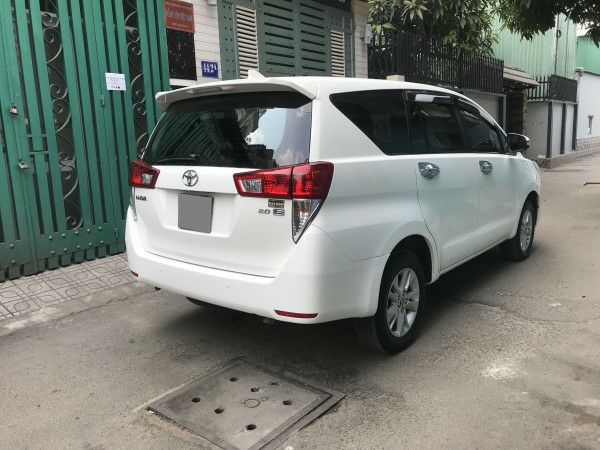 Bán xe Innova 2.0E 2018 số sàn màu trắng nội thất zin nguyên bản