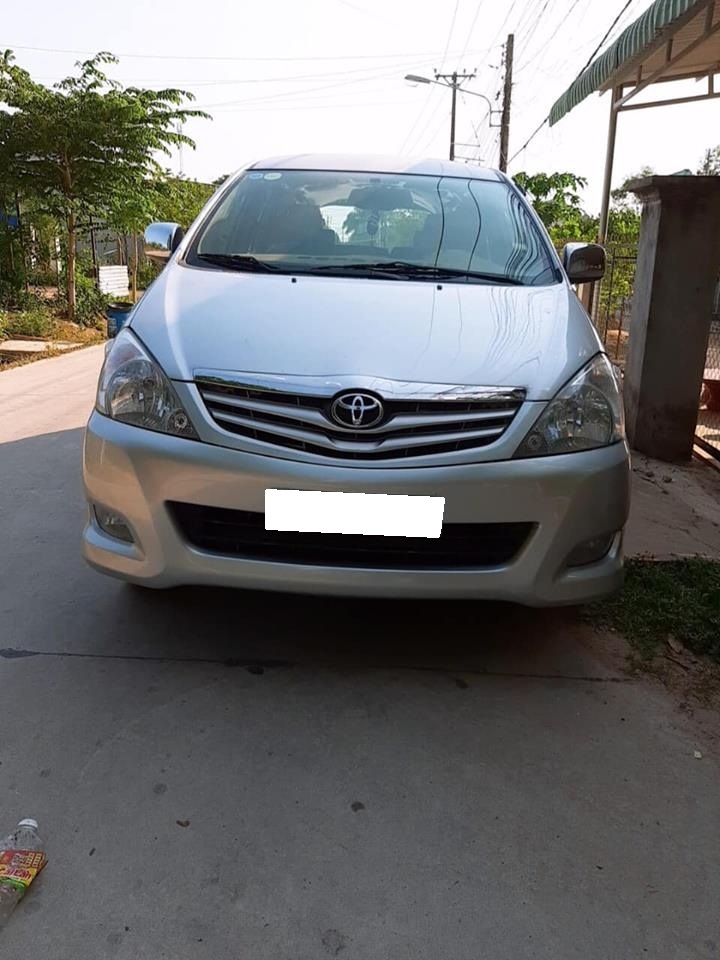 Cần bán xe Toyota Innova 2009 số sàn màu bạc cọp