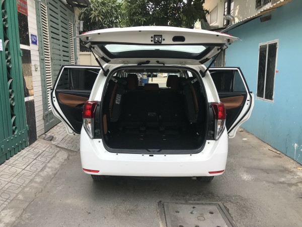 Bán xe Innova 2.0E 2018 số sàn màu trắng nội thất zin nguyên bản