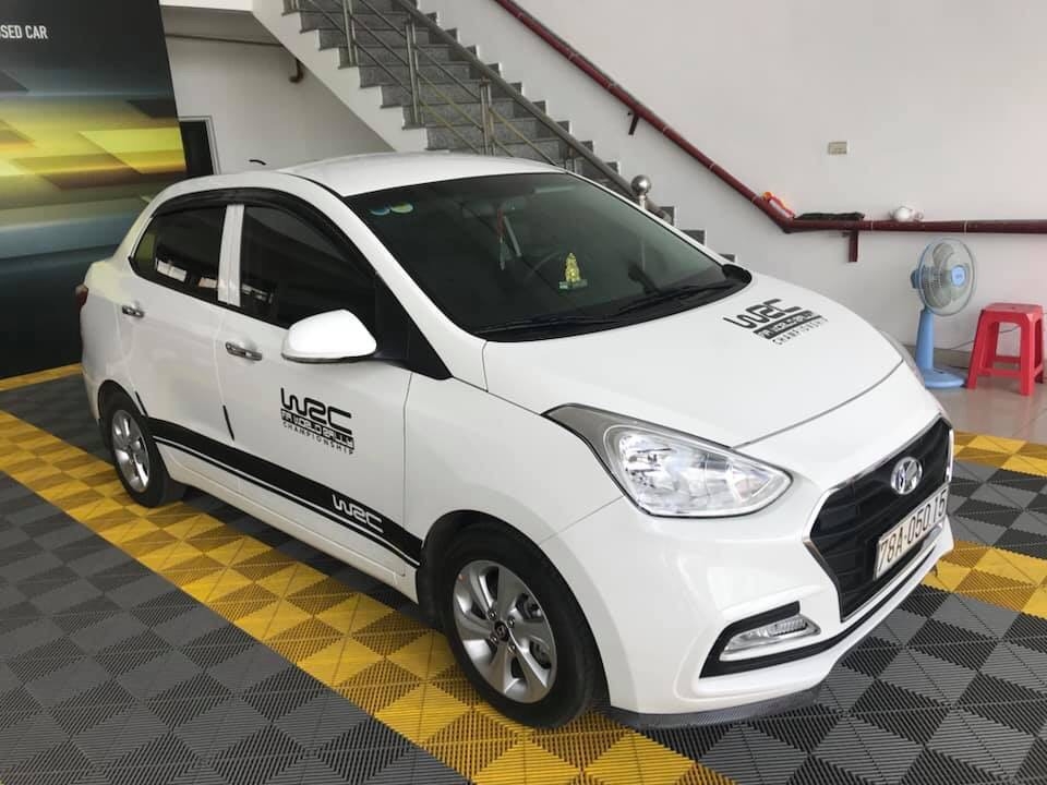 Bán Hyundai Grand i10 1.2AT sedan màu trắng số tự động sản xuất 2018 đi 8000km