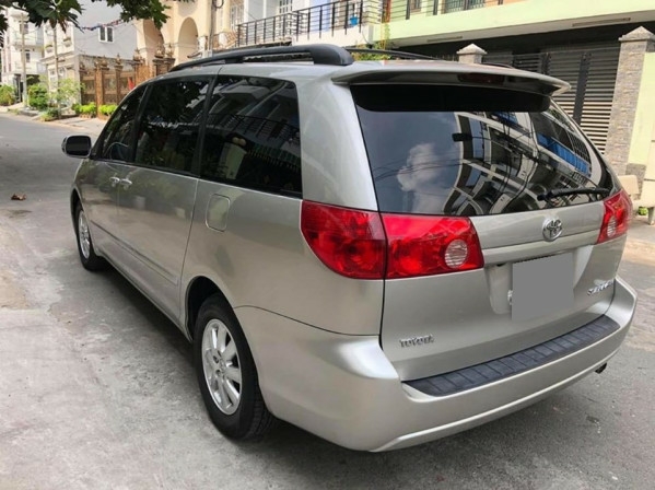 Bán Toyota Sienna LE 2009 nhập mỹ Bạc biển số thành phố