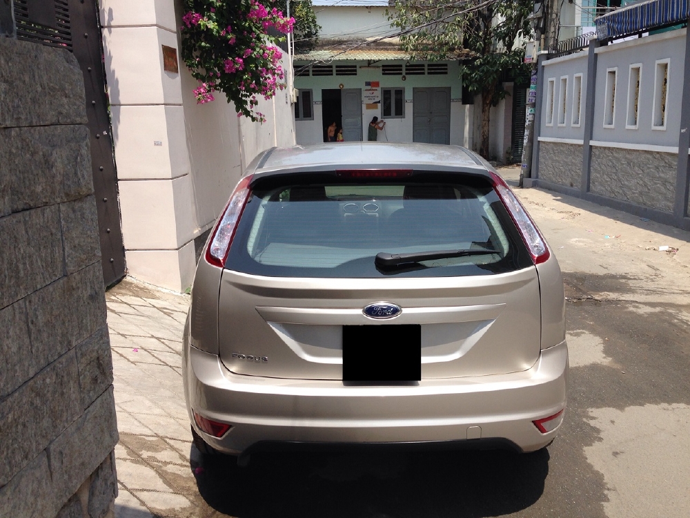 Bán nhanh Focus 2010 at Hatchback màu bạc full đẹp long lanh