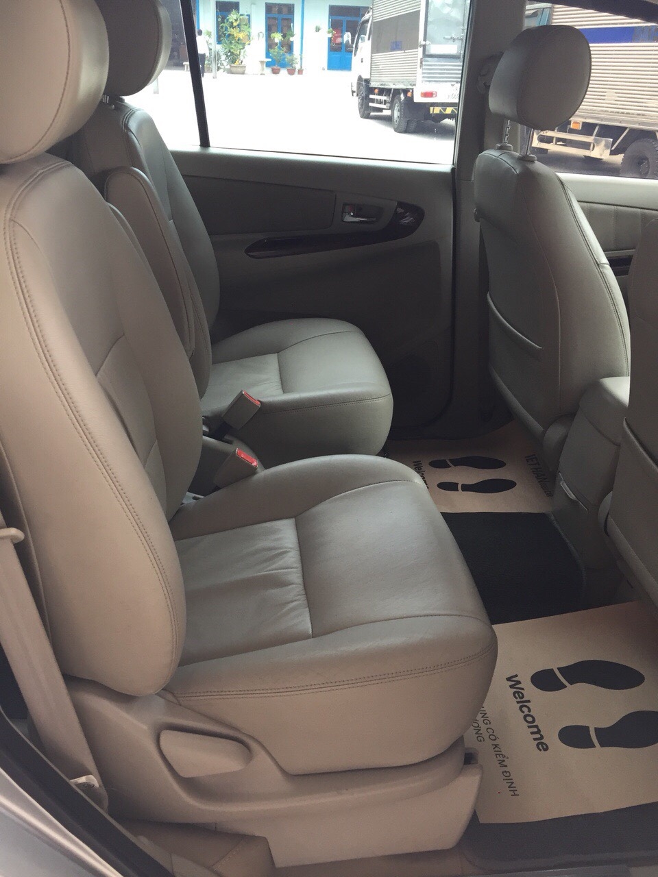 Bán Toyota INNOVA V 2.0AT màu bạc số tự động sản xuất 2014 biển Đồng Nai đi 81000km