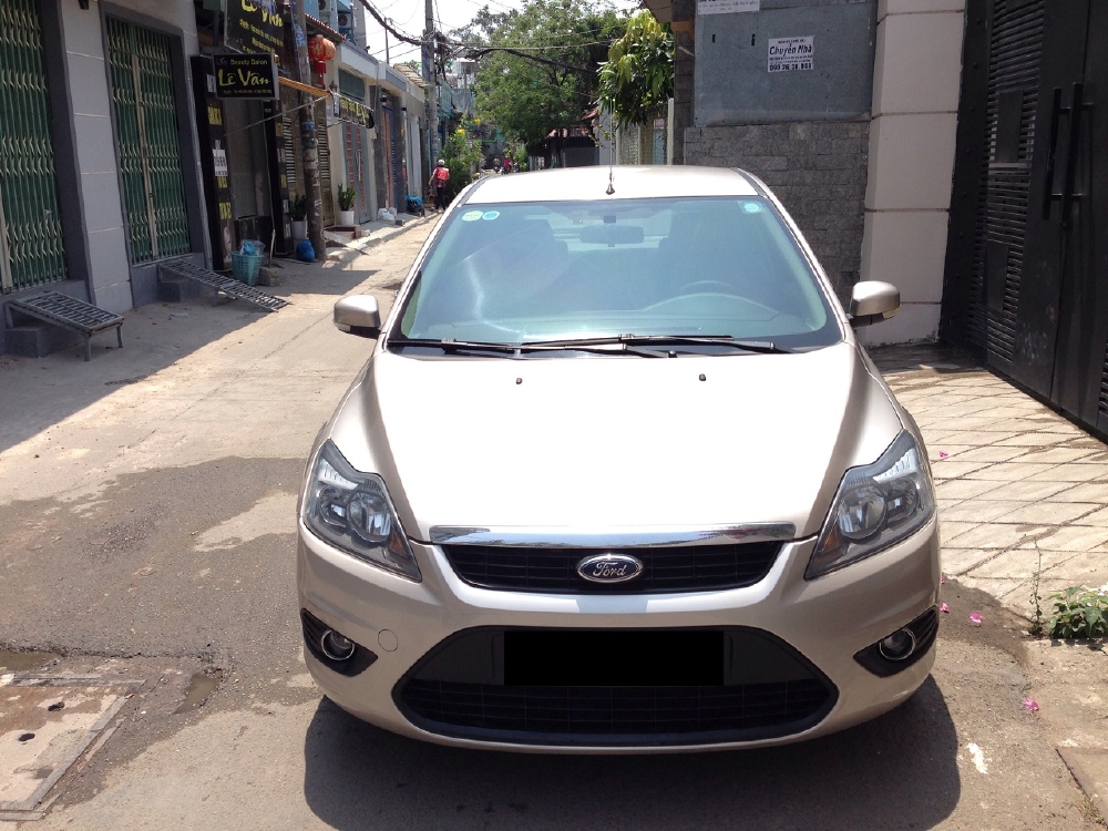 Bán nhanh Focus 2010 at Hatchback màu bạc full đẹp long lanh