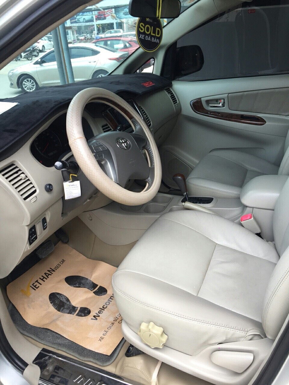 Bán Toyota INNOVA V 2.0AT màu bạc số tự động sản xuất 2014 biển Đồng Nai đi 81000km
