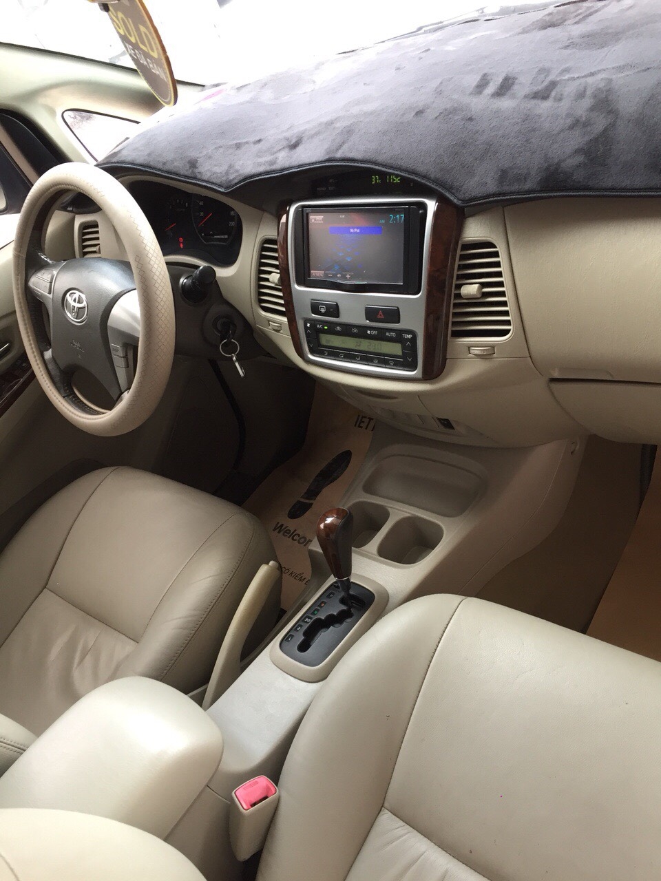 Bán Toyota INNOVA V 2.0AT màu bạc số tự động sản xuất 2014 biển Đồng Nai đi 81000km