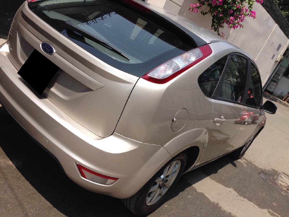 Bán nhanh Focus 2010 at Hatchback màu bạc full đẹp long lanh