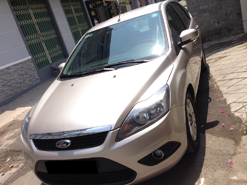 Bán nhanh Focus 2010 at Hatchback màu bạc full đẹp long lanh