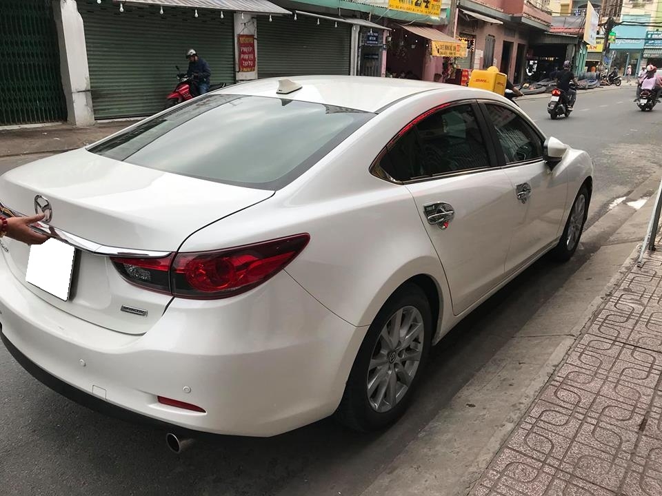 Gia đình cần bán Mazda6 sản xuất 2016, số tự động, bản 2.0, màu trắng