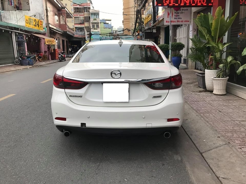 Gia đình cần bán Mazda6 sản xuất 2016, số tự động, bản 2.0, màu trắng