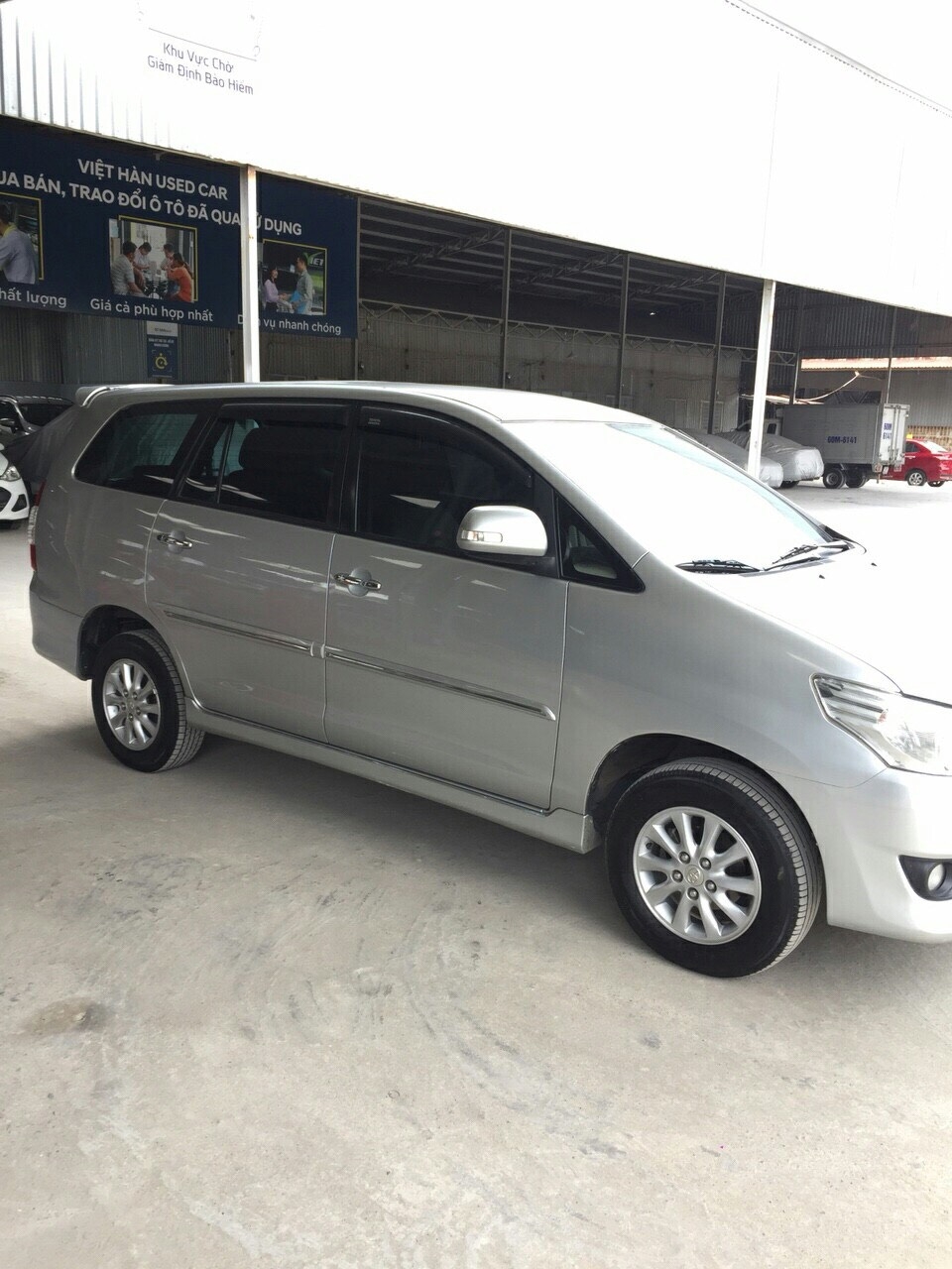 Bán Toyota INNOVA V 2.0AT màu bạc số tự động sản xuất 2014 biển Đồng Nai đi 81000km