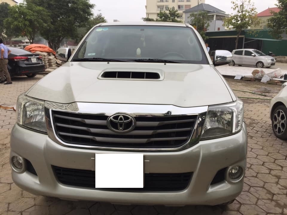 Cần bán Toyota Hilux 2014 máy dầu số sàn, màu bạc 2 cầu nhập Thái Lan