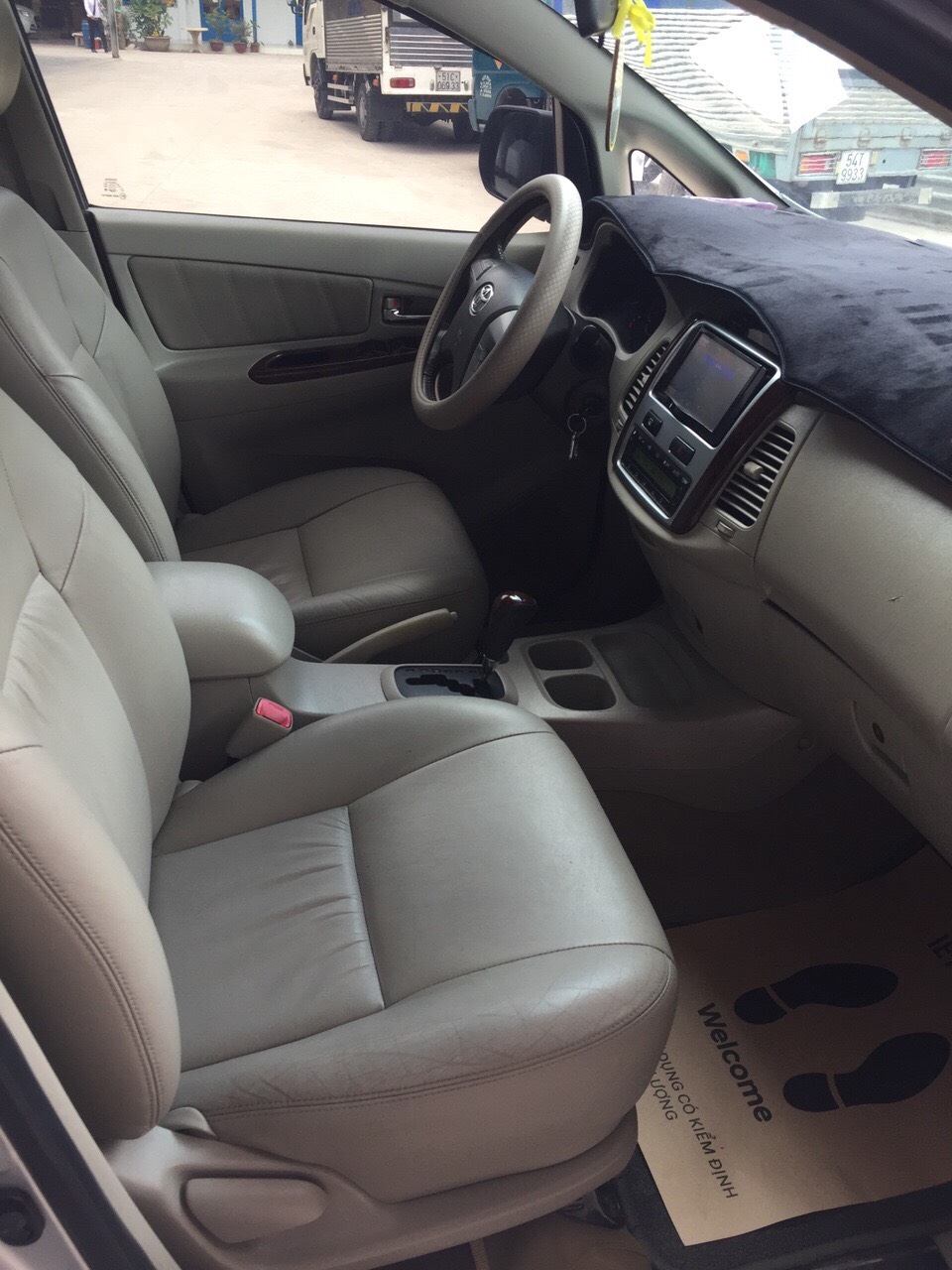 Bán Toyota INNOVA V 2.0AT màu bạc số tự động sản xuất 2014 biển Đồng Nai đi 81000km