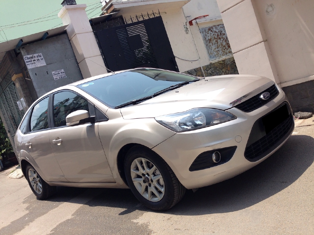 Bán nhanh Focus 2010 at Hatchback màu bạc full đẹp long lanh