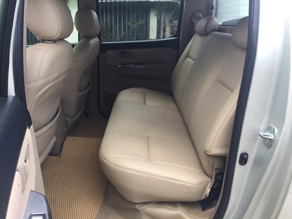 Cần bán Toyota Hilux 2014 máy dầu số sàn, màu bạc 2 cầu nhập Thái Lan