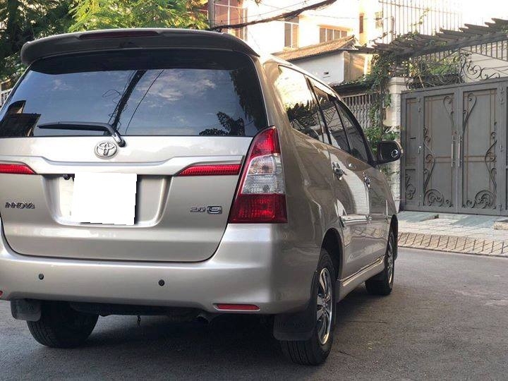 Bán Toyota Innova 2016 màu vàng số sàn xe gia đình chính chủ