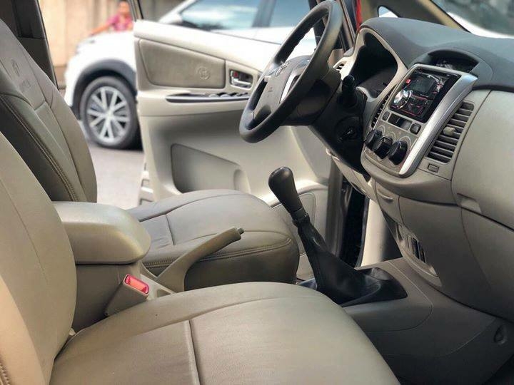 Bán Toyota Innova 2016 màu vàng số sàn xe gia đình chính chủ