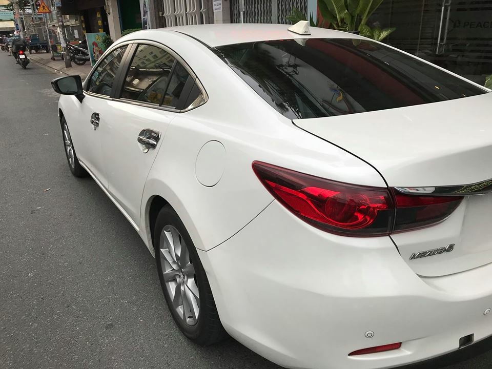 Gia đình cần bán Mazda6 sản xuất 2016, số tự động, bản 2.0, màu trắng