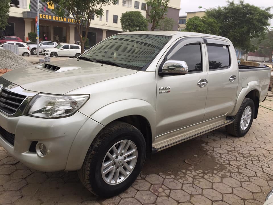 Cần bán Toyota Hilux 2014 máy dầu số sàn, màu bạc 2 cầu nhập Thái Lan
