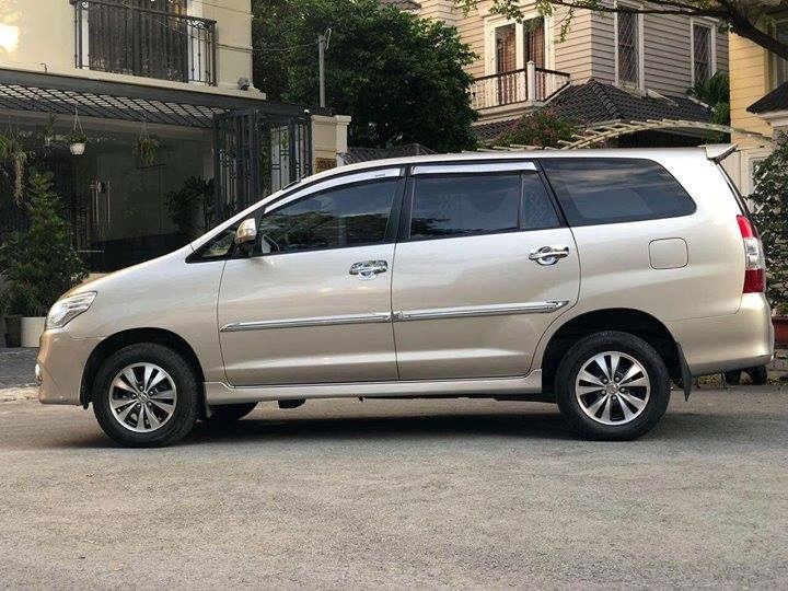Bán Toyota Innova 2016 màu vàng số sàn xe gia đình chính chủ