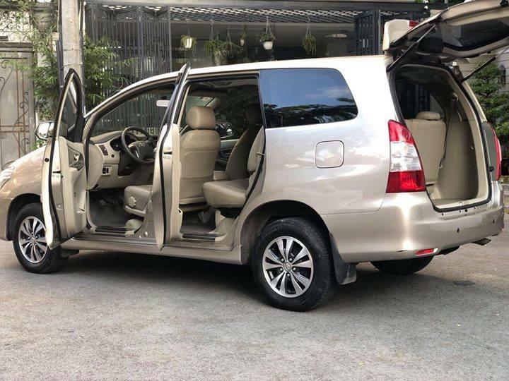 Bán Toyota Innova 2016 màu vàng số sàn xe gia đình chính chủ