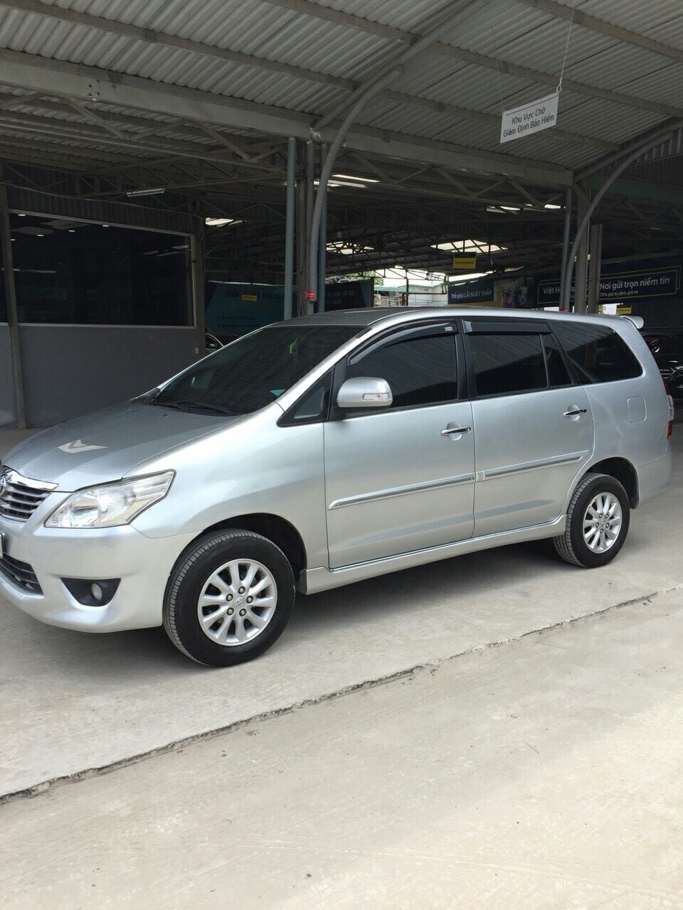 Bán Toyota INNOVA V 2.0AT màu bạc số tự động sản xuất 2014 biển Đồng Nai đi 81000km