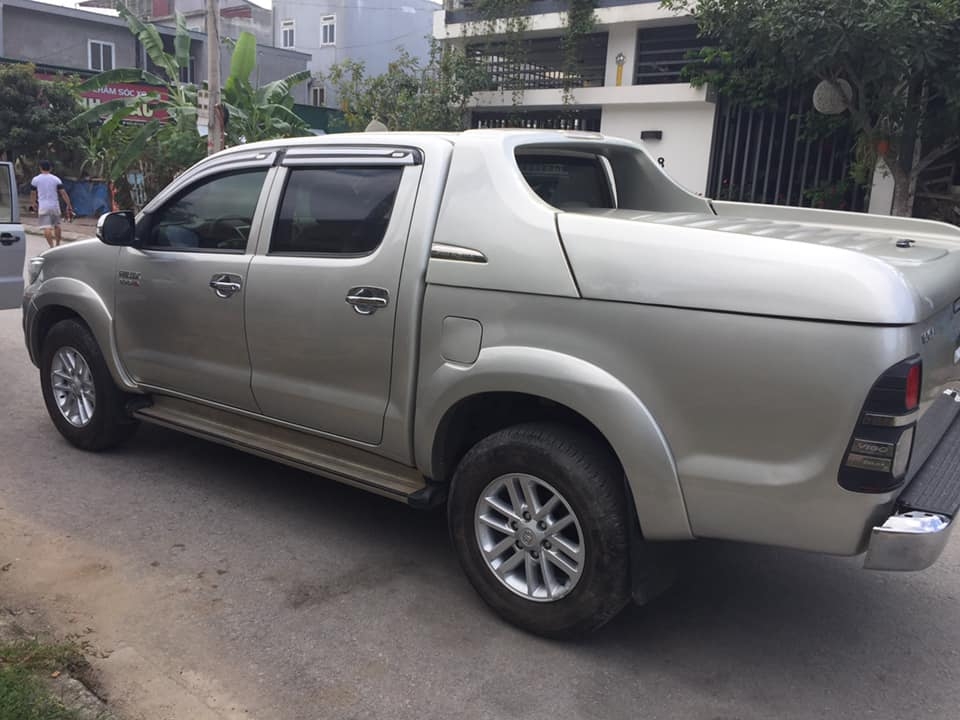 Cần bán Toyota Hilux 2014 máy dầu số sàn, màu bạc 2 cầu nhập Thái Lan