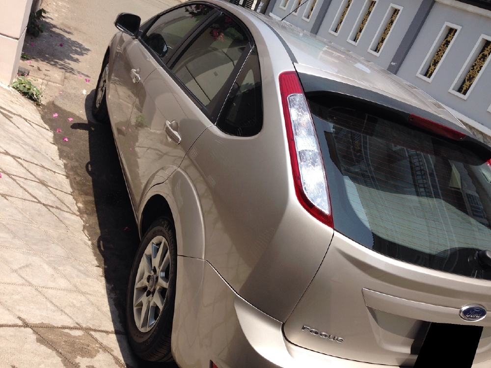 Bán nhanh Focus 2010 at Hatchback màu bạc full đẹp long lanh