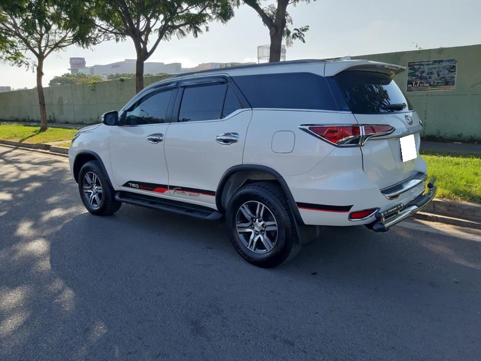 Gia đình cần bán Fortuner 2017, số sàn, máy đầu, màu trắng