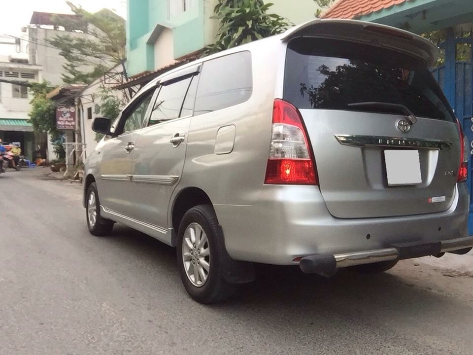 Gia đình cần bán xe Innova đời 2012 đk 2013 số sàn màu bạc