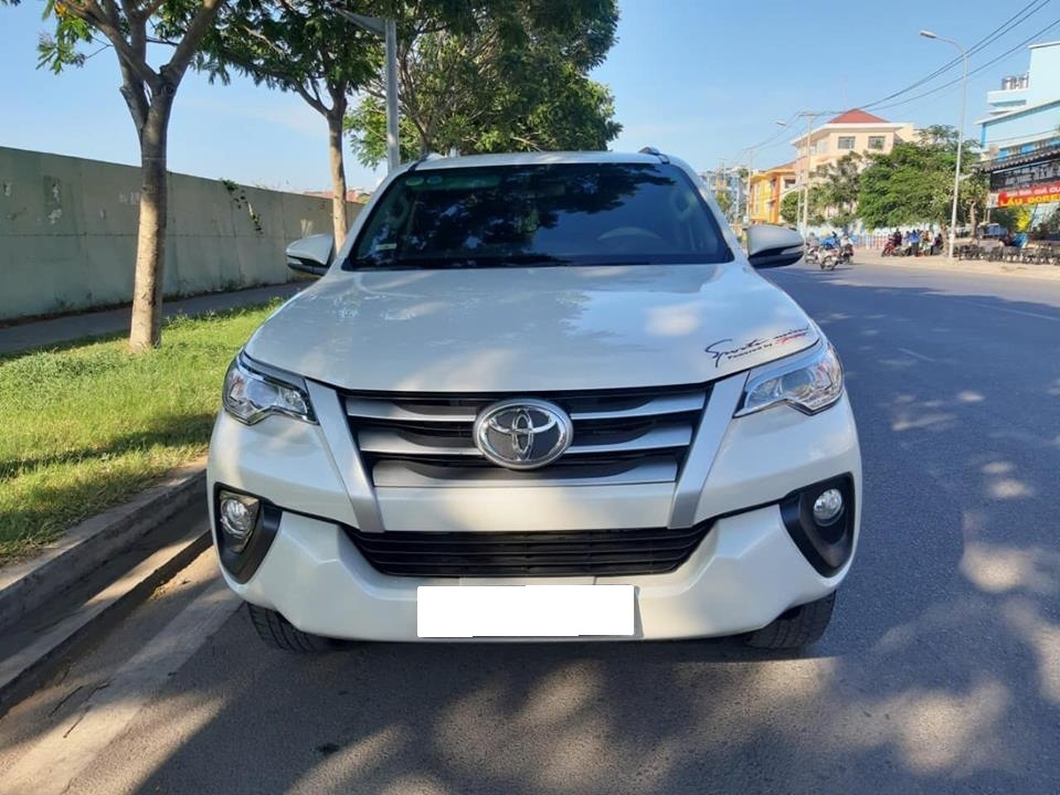 Gia đình cần bán Fortuner 2017, số sàn, máy đầu, màu trắng