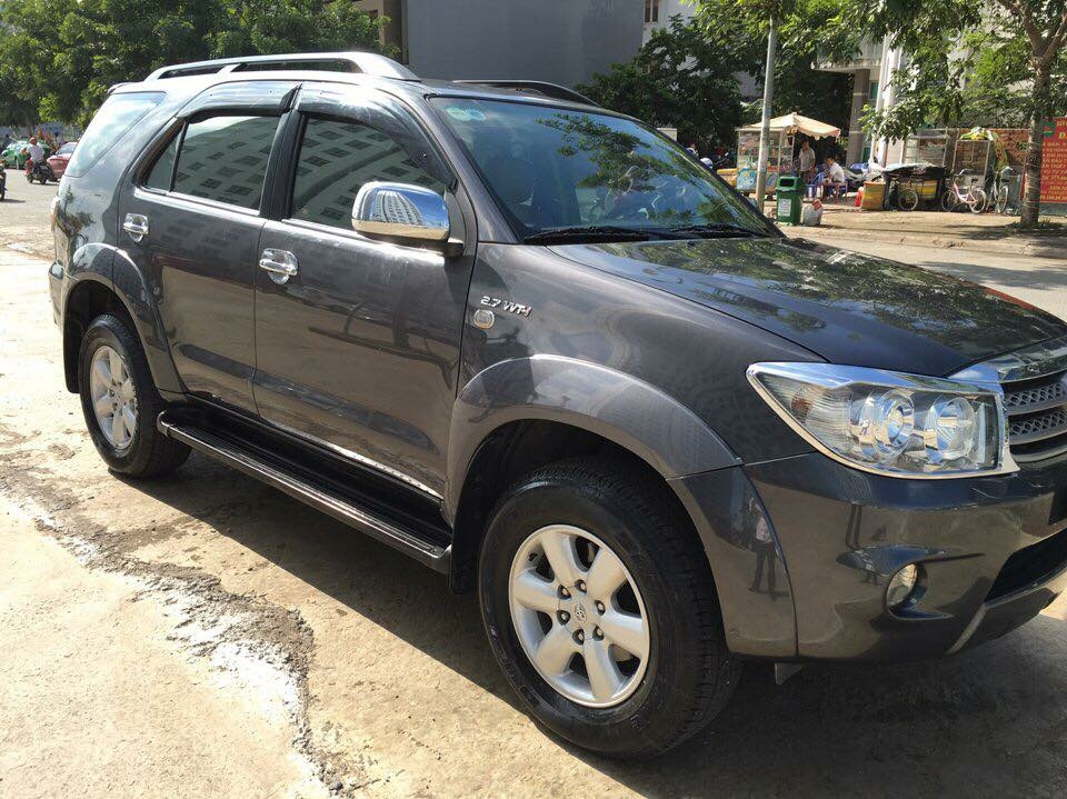 Bán xe Fortuner 2010 tự động xám chì xe gia đình mình mua mới.