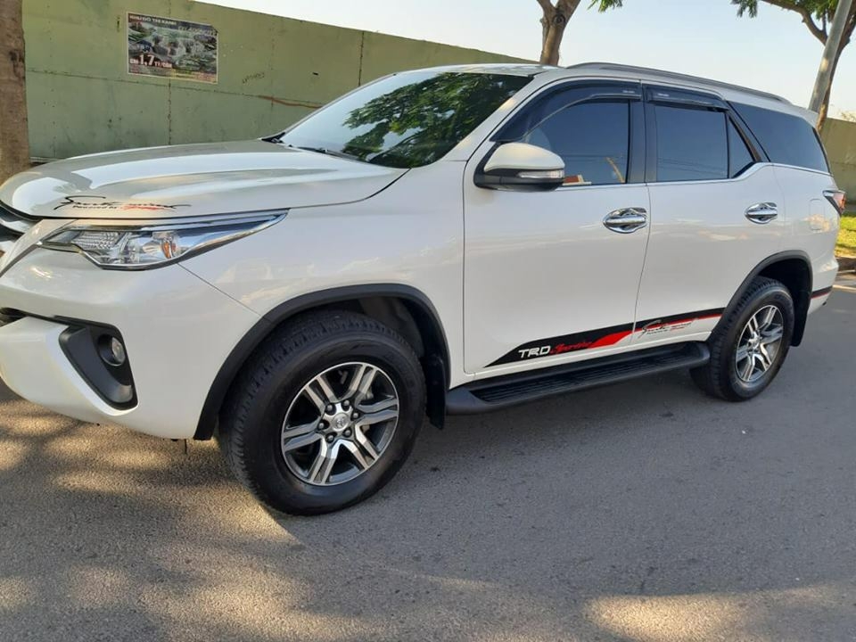 Gia đình cần bán Fortuner 2017, số sàn, máy đầu, màu trắng